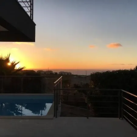 Moderne Mit Privatem Pool Und Meerblick By Interhome לוריניה